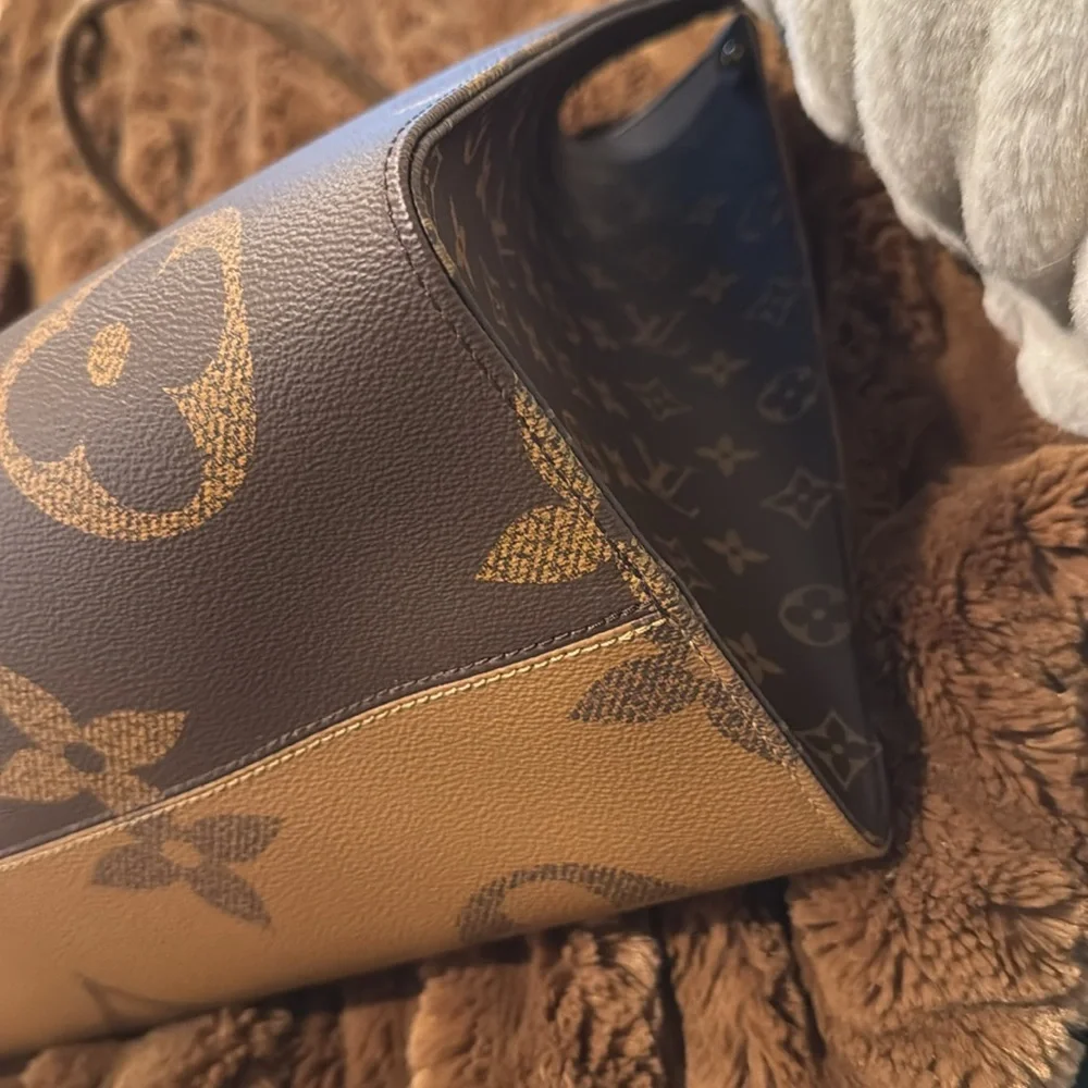 New. Never carried. Comes w dust bag and box. - Picture 5 of 6